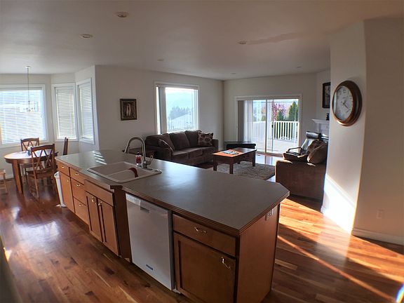 2nd image of 1644 Holly Ln