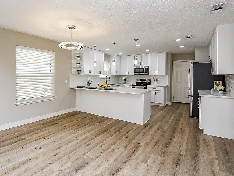 2835 Colony Dr — Photo 5