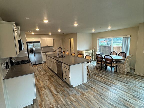 3rd image of 3572 Hoffman Hill Boulevard