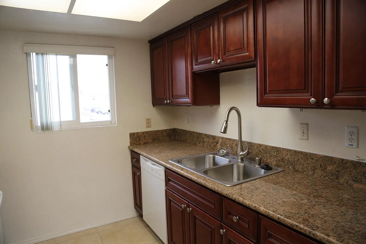 3 bed, 1200 sqft, $3,300 — Photo 3
