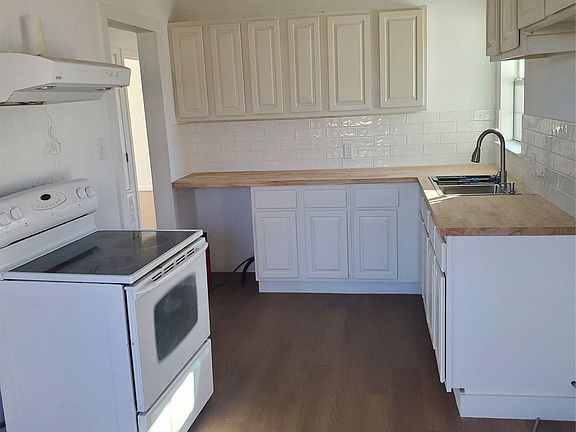 3rd image of 819 Rosehill Dr