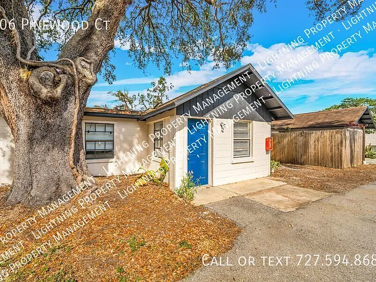 406 Pinewood Ct — Photo 2