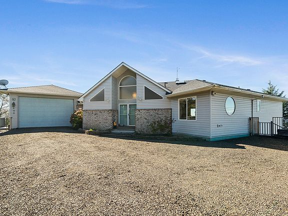 3rd image of 490 Pacific View Dr