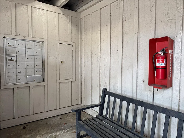 1801 Cortlandt St #17 — Photo 3