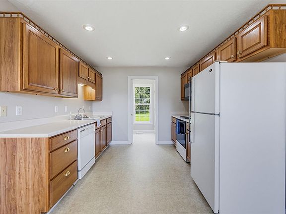 3rd image of 80 Gateway Ct