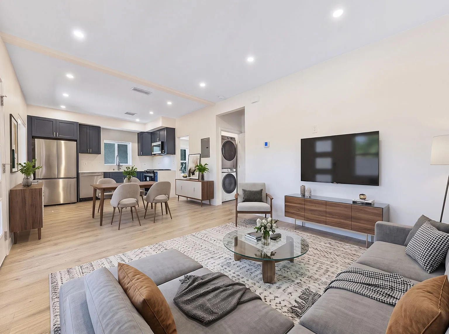 2 bed, 850 sqft, $3,790 — Photo 3