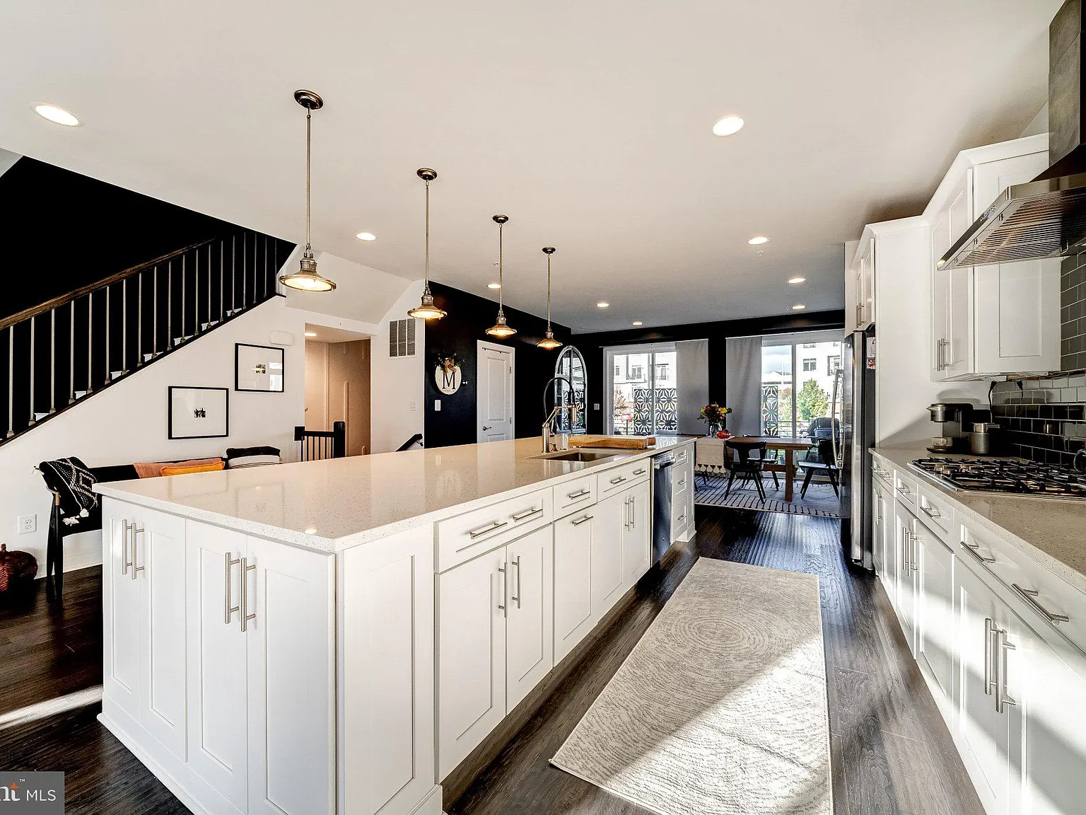 5 bed, 4.5 bath, 3855 sqft, $4,600 — Photo 2