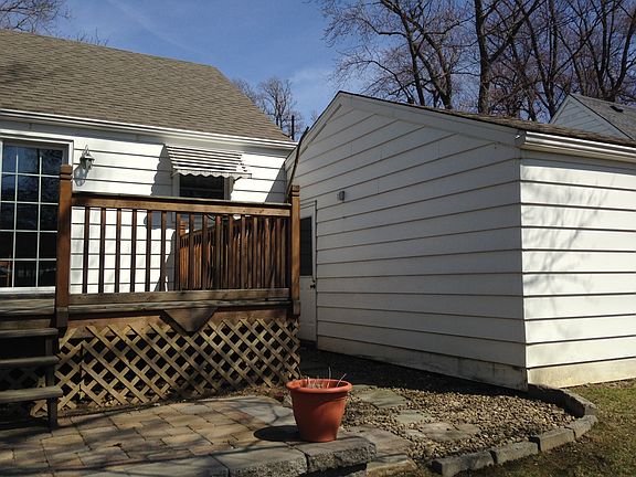 Walkway w Garage