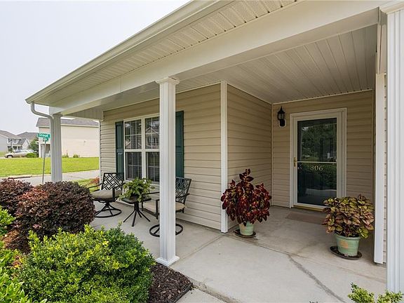 3rd image of 306 Stoney Run Dr