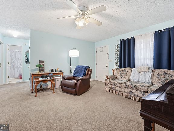 5th image of 31 Debbie Ln