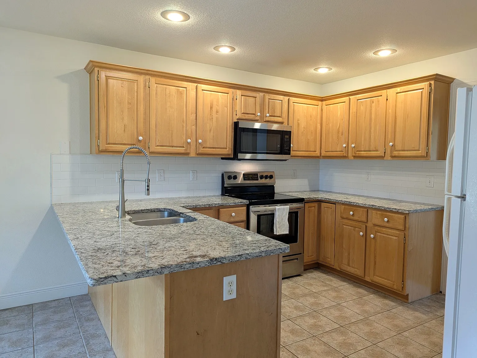 4 bed, 2020 sqft, $2,495 — Photo 4