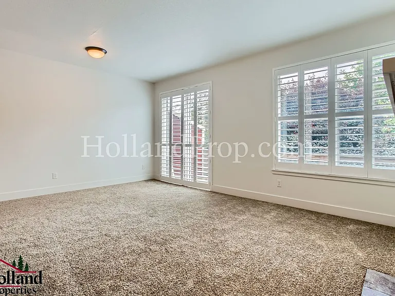 2287 NE Sheffield Ave — Photo 7