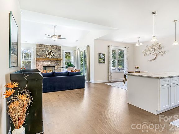 4th image of 376 Windy Acres Knoll Dr