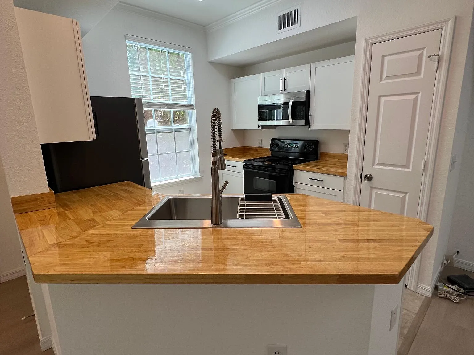 2 bed, 1112 sqft, $1,900 — Photo 4