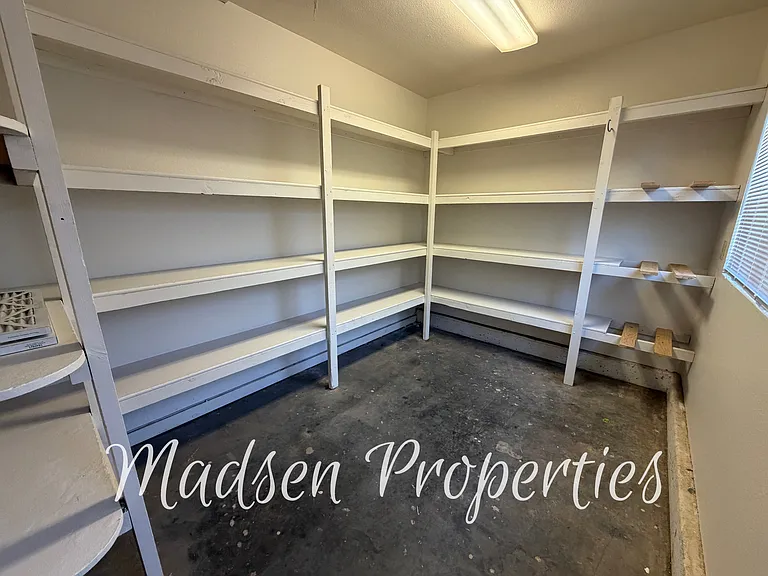 325 W 3rd Ave — Photo 25
