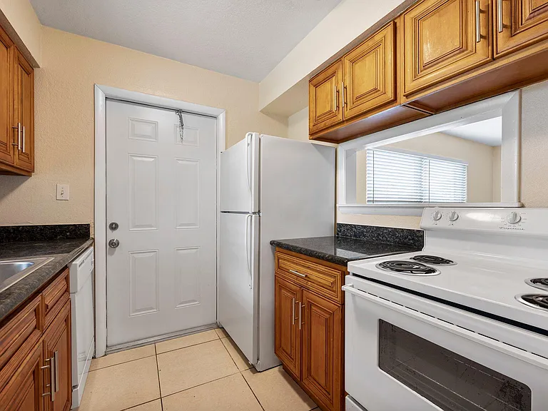 Royal Oak Condominiums — Photo 9