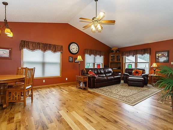 3rd image of 403 Kingston Dr