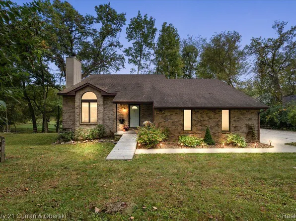 489 Fairwood Rd, Pinckney, MI 48169