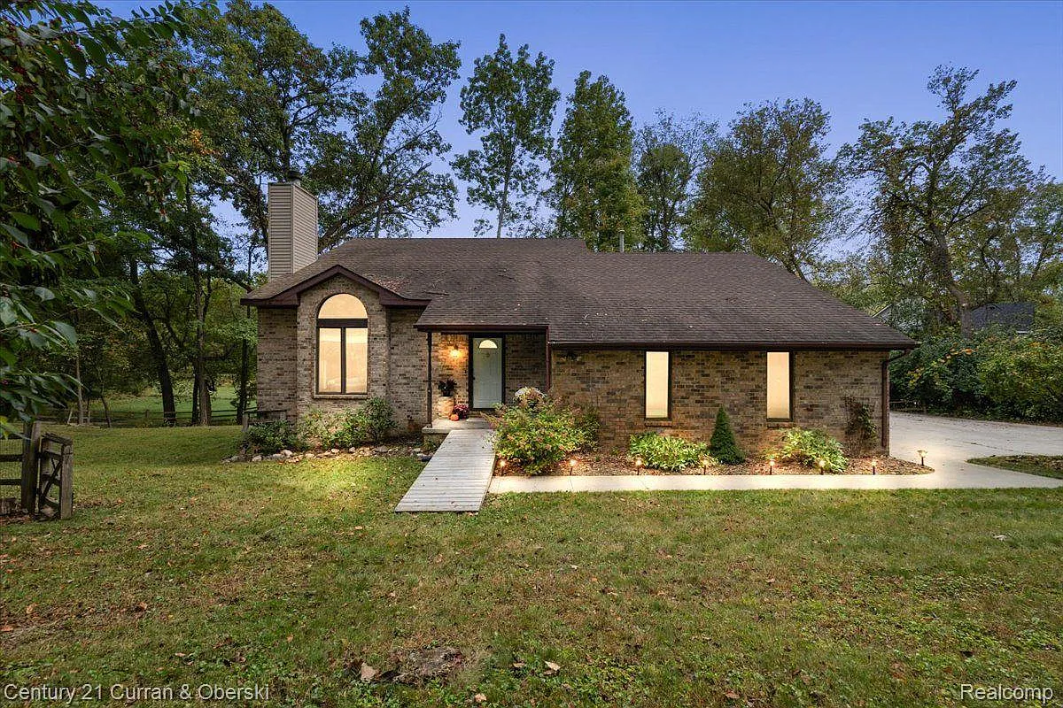 489 Fairwood Rd photo 1