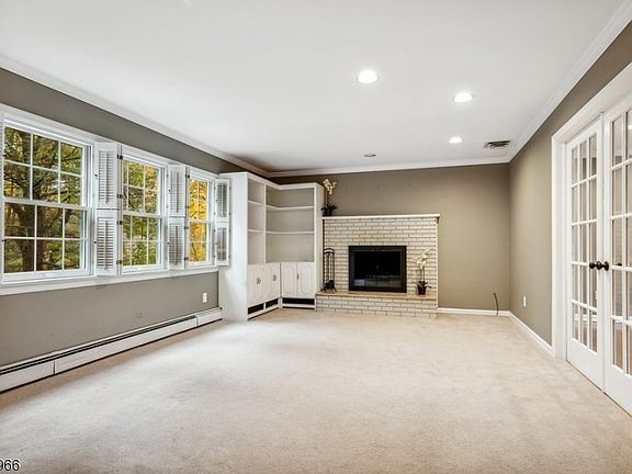 5th image of 40 Knollwood Dr