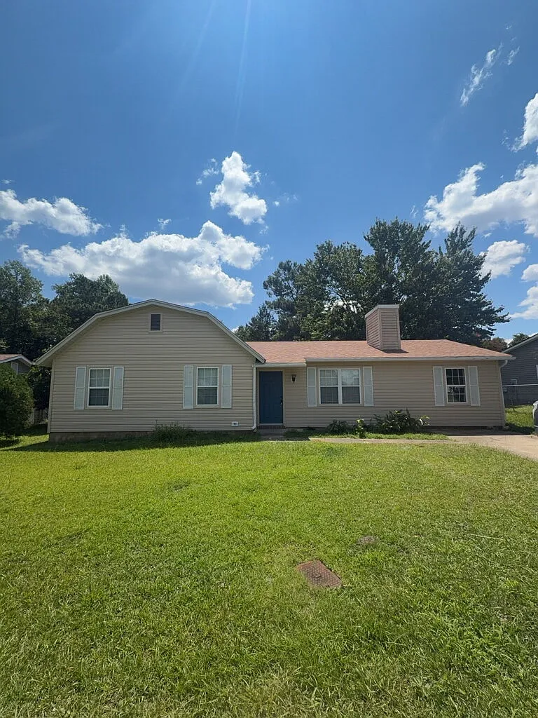 3 bed, 1.5 bath, 1341 sqft, $1,450 — Photo 1