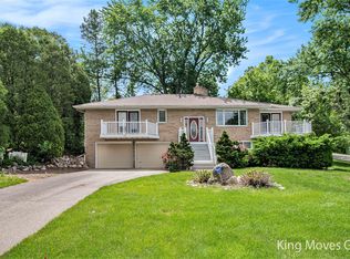2966 Thorncrest Dr SE, Grand Rapids, MI 49546