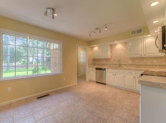 3rd image of 8305 Farmington Blvd