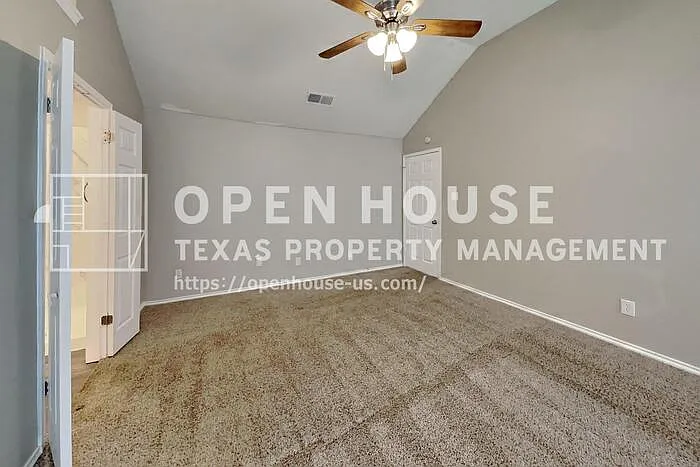 546 Newberry St — Photo 11