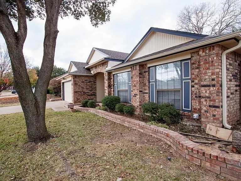 1816 Chatham Dr — Photo 2
