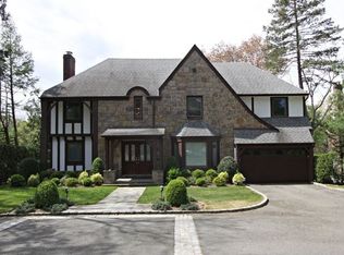 2 Saddle Rock Ter, Great Neck, NY 11023