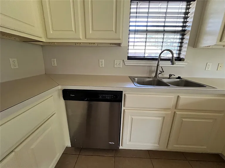 1206 Mullins Ct — Photo 11