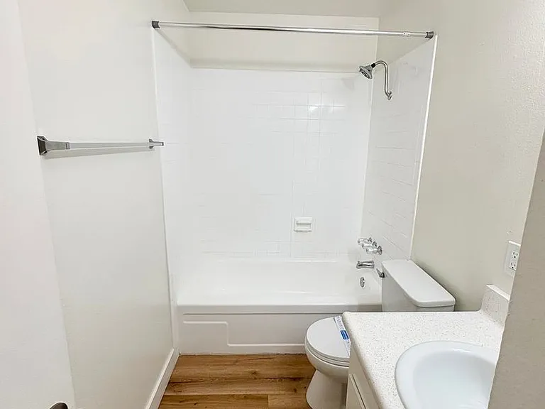 Lynrose Manor Apartments — Photo 20