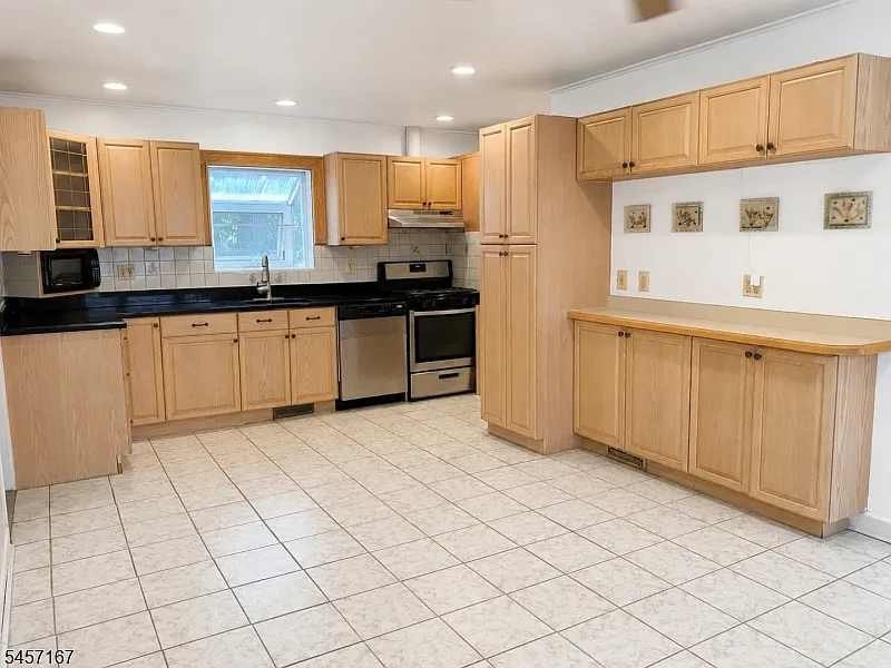 3 bed, 1.5 bath, $3,800 — Photo 4
