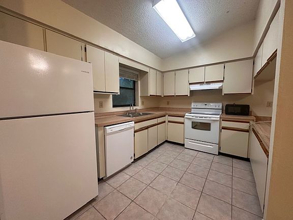 3rd image of 32801-32818 Lake Square Ct #32818-9
