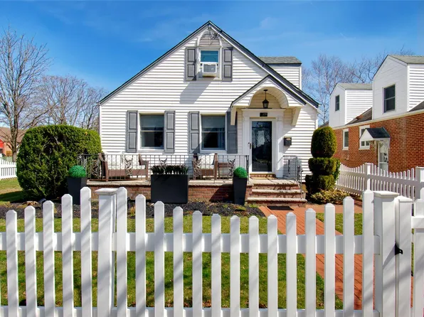 256 Roxbury Road S, Garden City South, NY 11530