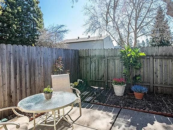 4th image of 19 Creekwood Sq #19