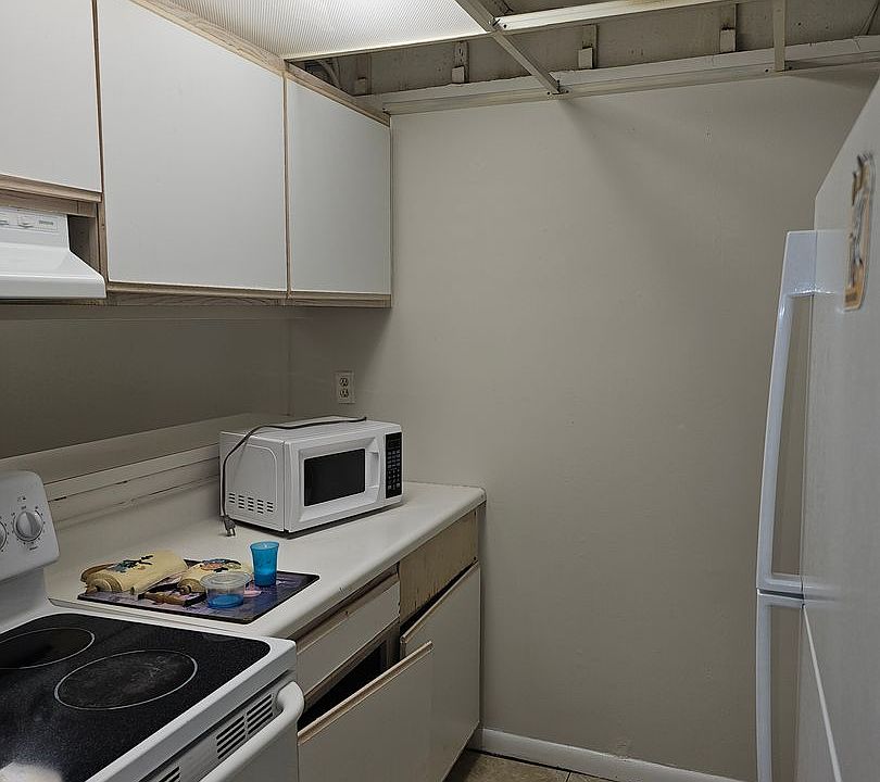 2nd image of 913 W Oak Ridge Rd APT B