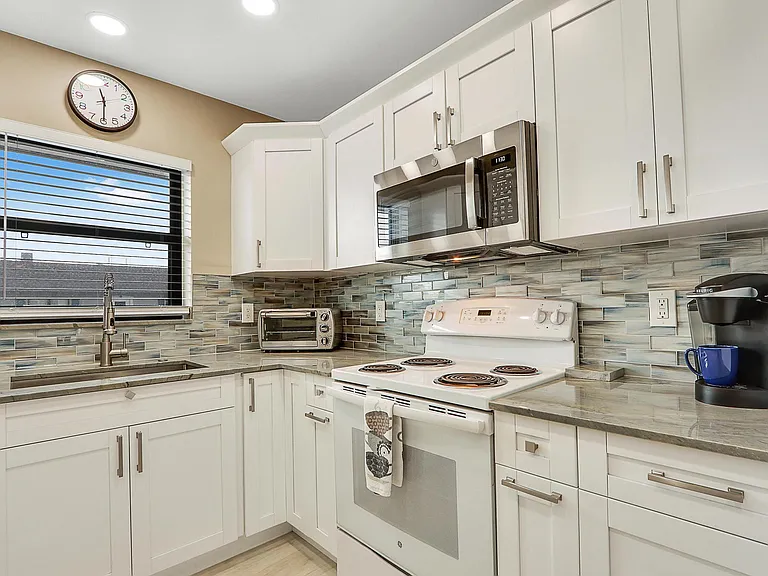 755 Saturn St #E204 — Photo 6