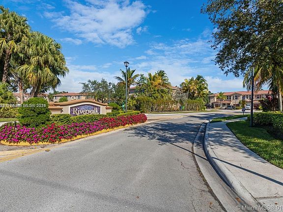 2nd image of 240 Riverwalk Cir