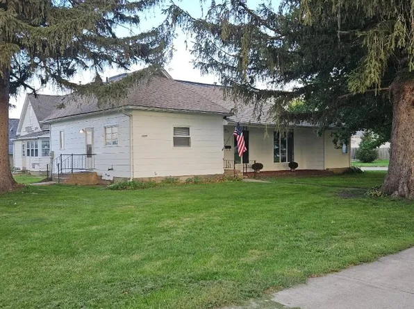413 11th St, Belle Plaine, IA 52208