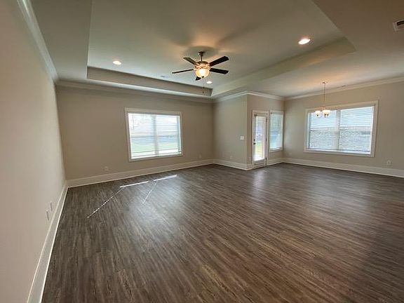 Huge great room, crown moulding, trey ceiling, recessed can lighting, ceiling fan.