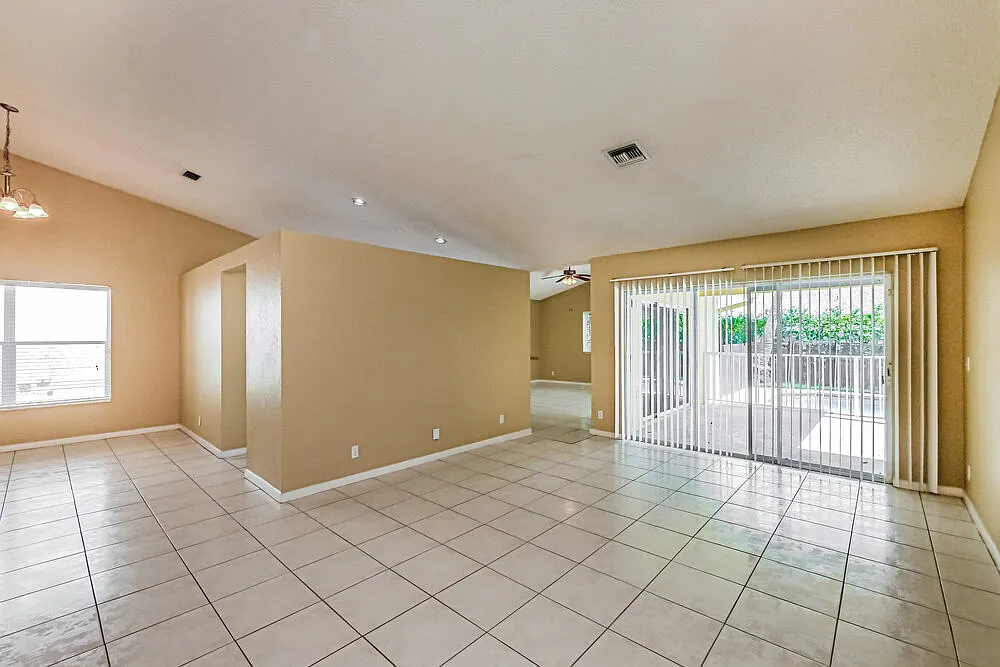 4 bed, 2.0 bath, 2516 sqft, $4,255 — Photo 3