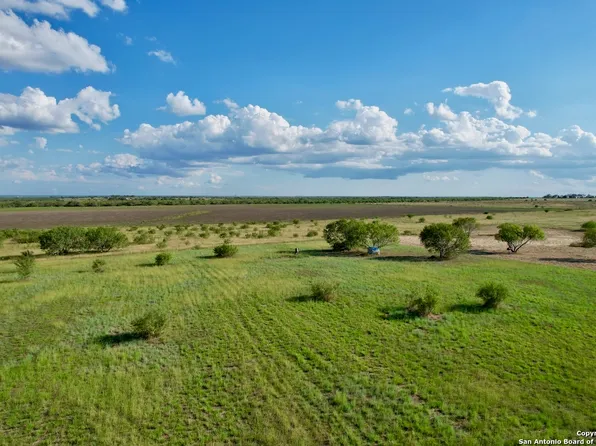 594 TOM RD, Floresville, TX 78114