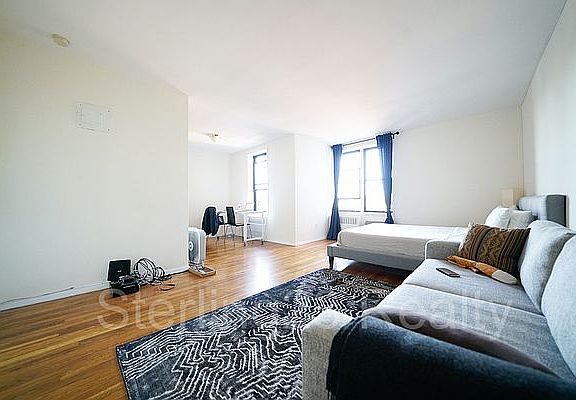 2nd image of 2534 Crescent St #5A