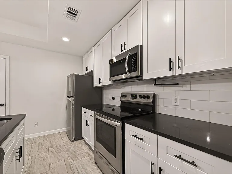 4302 Hirsch Rd #B — Photo 6