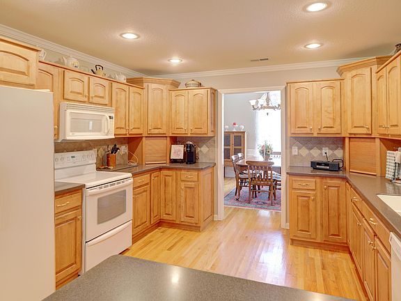 4th image of 599 Cardinal Rd