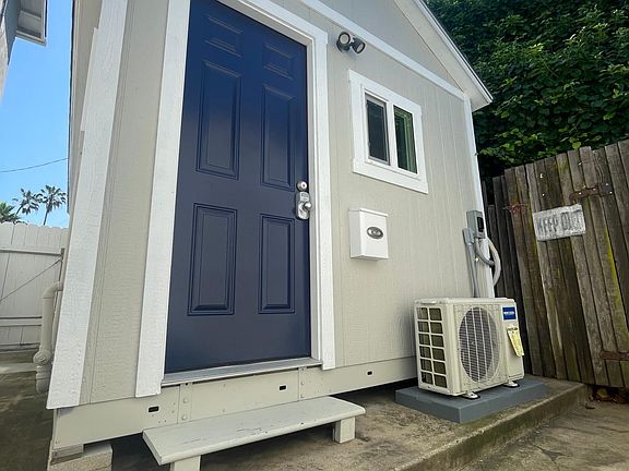 4th image of 2309 Poinsettia Dr