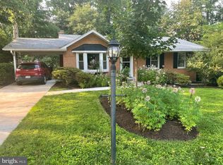 8106 Smithfield Ave, Springfield, VA 22152