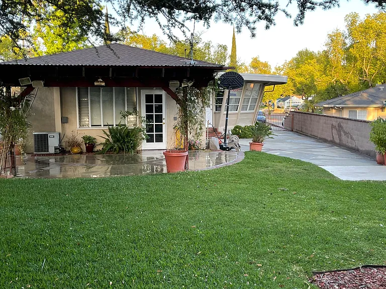 1085 Riviera Dr — Photo 7