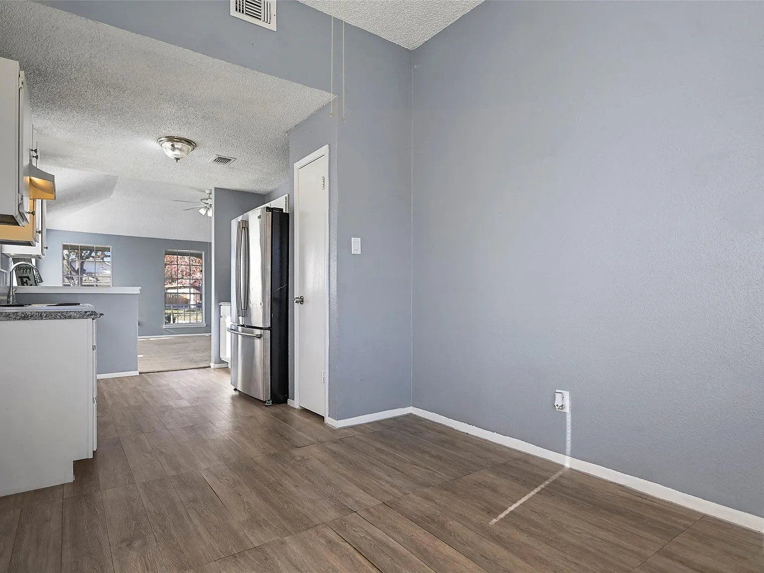 1 bed, 1.0 bath, 872 sqft, $1,300 — Photo 2